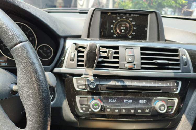 Used BMW 3 Series 2017 318i Fashion Model Audio And AC Panel