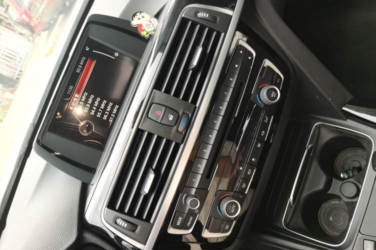 Used BMW 3 Series 2017 320Li Fashion Model Audio And AC Panel