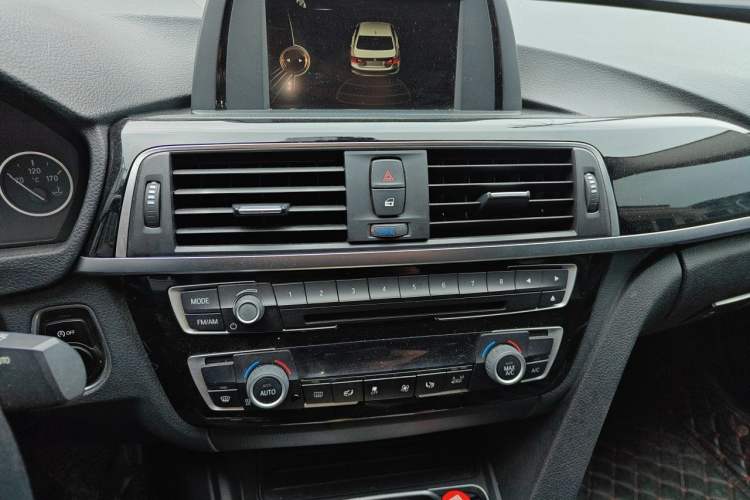 Used BMW 3 Series 2017 318i Fashion Model Audio And AC Panel