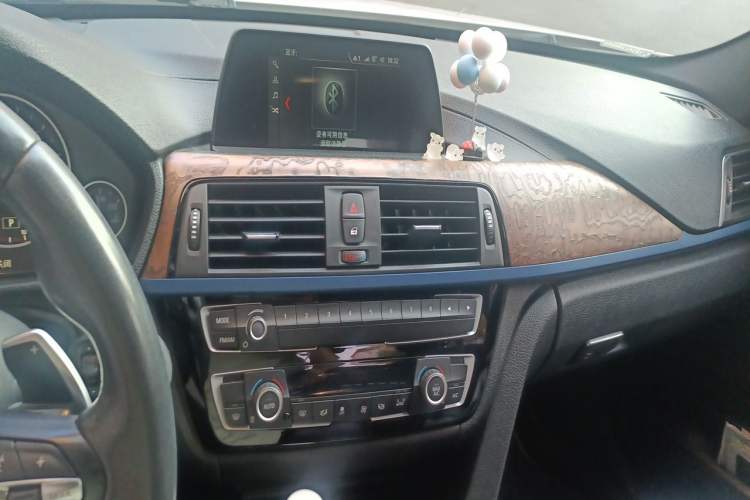 Used BMW 3 Series 2017 320i M Sport Audio And AC Panel
