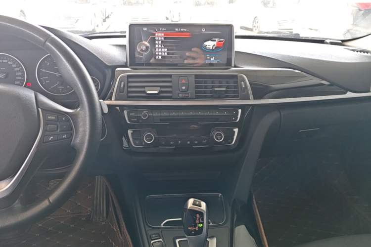 Used BMW 3 Series 2017 318i Fashion Model Audio And AC Panel