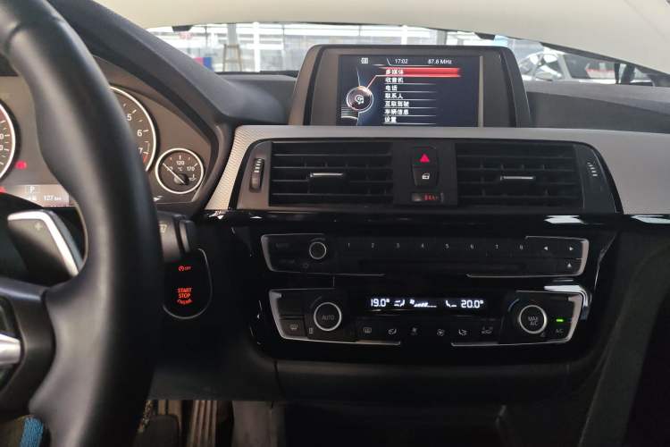 Used BMW 3 Series 2017 320i M Sport Audio And AC Panel