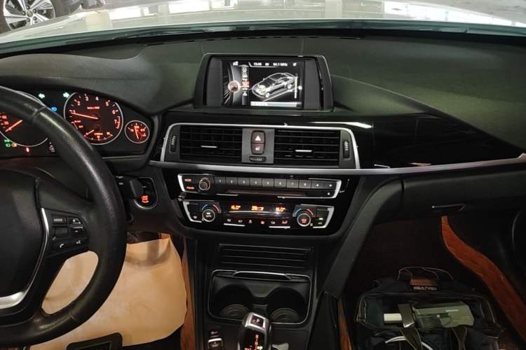 Used BMW 3 Series 2017 318Li Fashion Model Audio And AC Panel