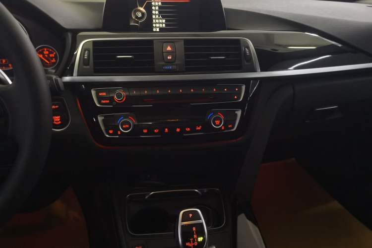 Used BMW 3 Series 2017 320Li M Sport Edition Audio And AC Panel