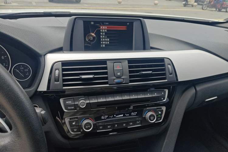 Used BMW 3 Series 2017 320i M Sport Audio And AC Panel