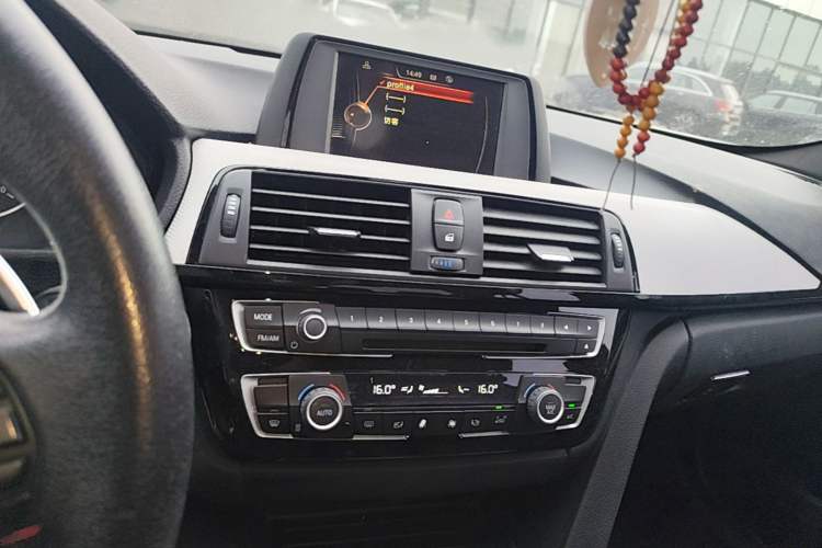 Used BMW 3 Series 2017 320i M Sport Audio And AC Panel