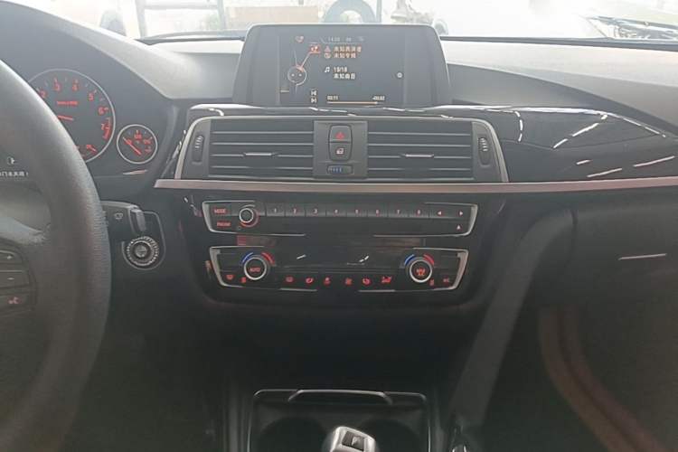 Used BMW 3 Series 2017 318i Fashion Model Audio And AC Panel