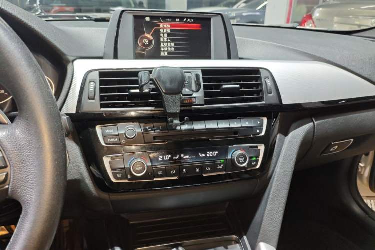 Used BMW 3 Series 2017 320i M Sport Audio And AC Panel