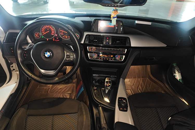 Used BMW 3 Series 2017 320i M Sport Audio And AC Panel