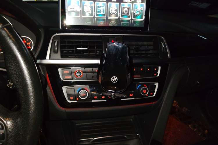 Used BMW 3 Series 2017 318i Fashion Model Audio And AC Panel