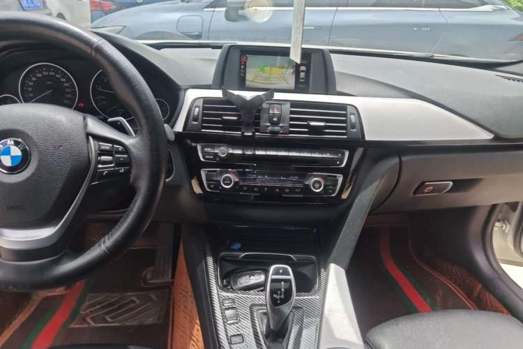 Used BMW 3 Series 2017 320i M Sport Audio And AC Panel