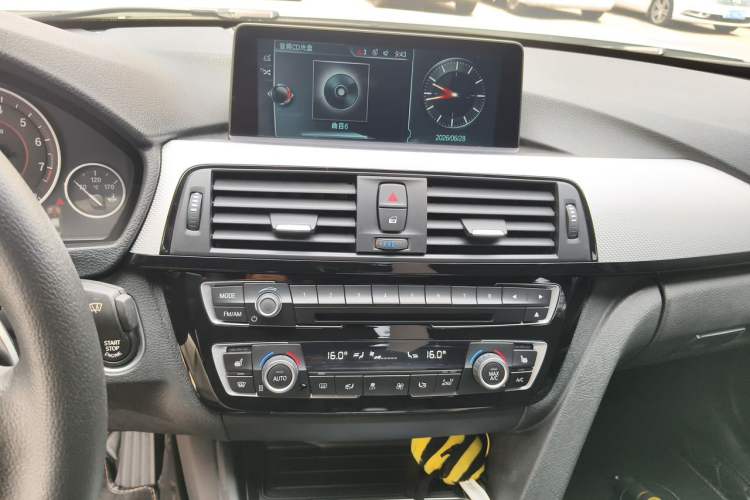 Used BMW 3 Series 2017 320i M Sport Audio And AC Panel