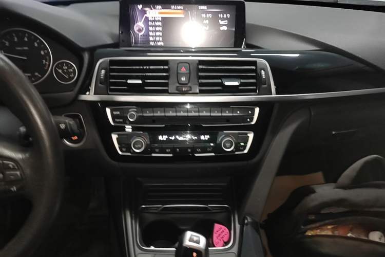 Used BMW 3 Series 2017 318Li Fashion Model Audio And AC Panel