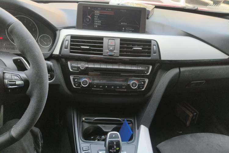 Used BMW 3 Series 2017 320i M Sport Audio And AC Panel