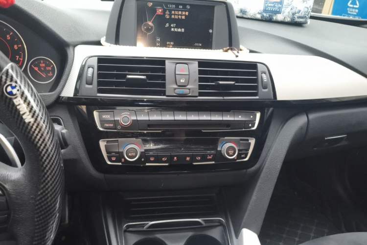Used BMW 3 Series 2017 320i M Sport Audio And AC Panel