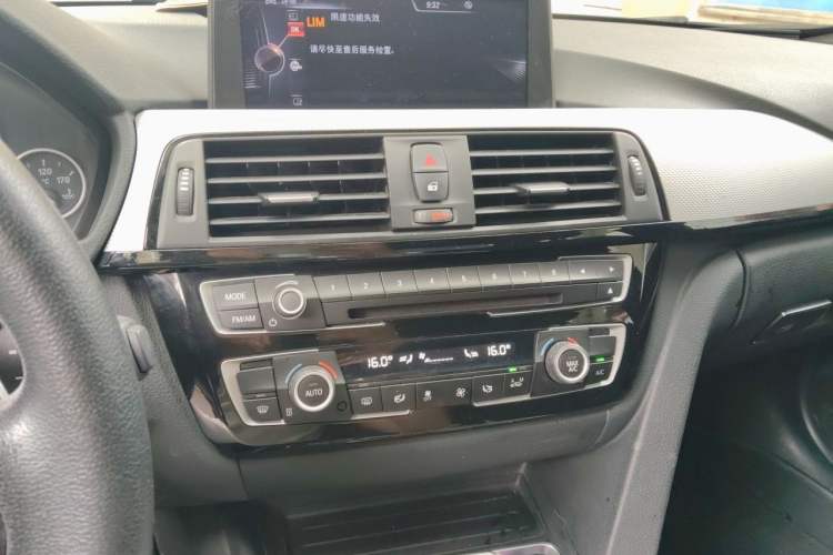 Used BMW 3 Series 2017 320i M Sport Audio And AC Panel