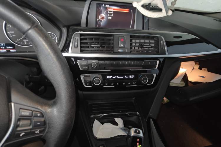 Used BMW 3 Series 2017 318Li Fashion Model Audio And AC Panel