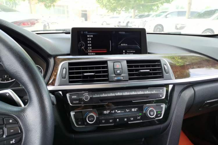 Used BMW 3 Series 2017 320i M Sport Audio And AC Panel
