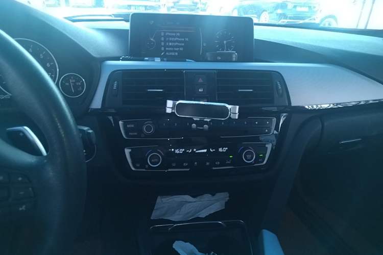 Used BMW 3 Series 2017 320i M Sport Audio And AC Panel