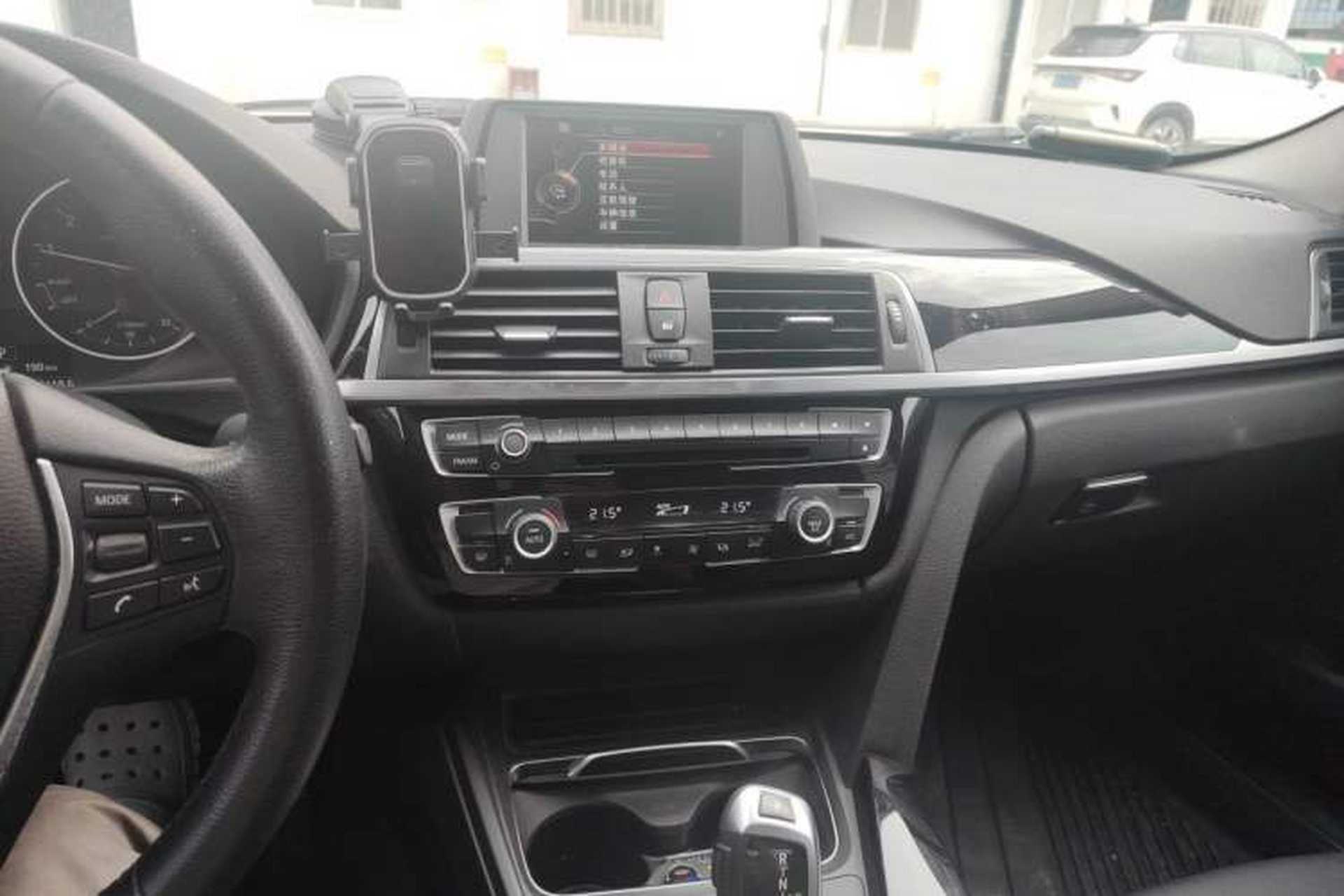 Used BMW 3 Series 2017 318i Fashion Model Audio And AC Panel