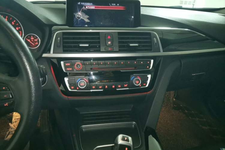 Used BMW 3 Series 2017 318i Fashion Model Audio And AC Panel