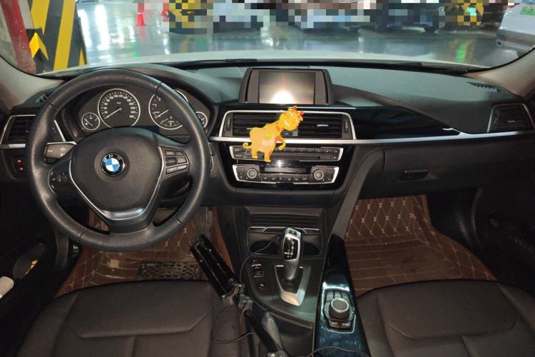 Used BMW 3 Series 2017 318i Fashion Model Center Console