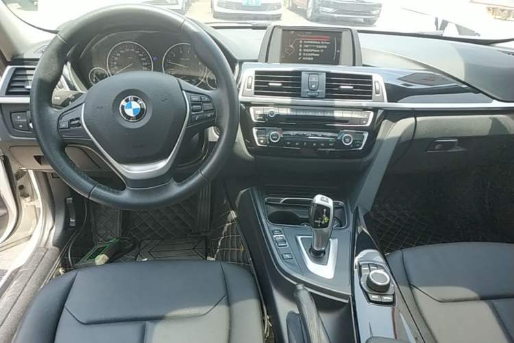 Used BMW 3 Series 2017 318i Fashion Model Center Console