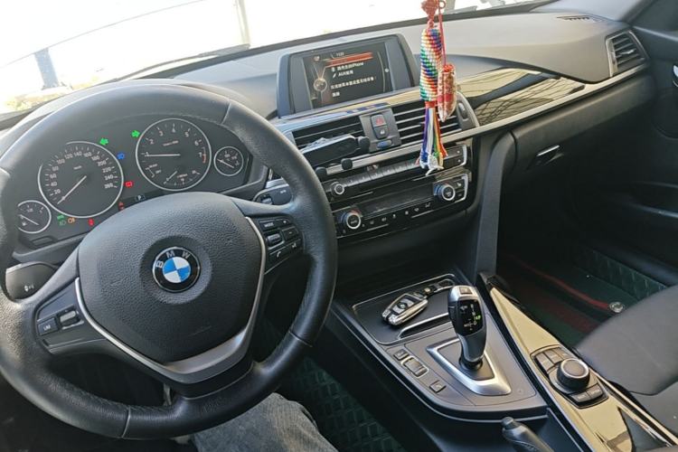 Used BMW 3 Series 2017 318i Fashion Model Center Console