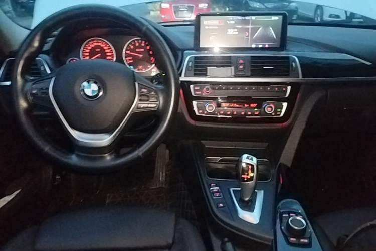 Used BMW 3 Series 2017 318i Fashion Model Center Console