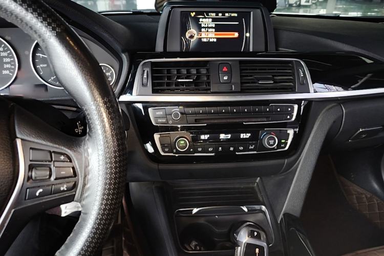 Used BMW 3 Series 2017 320Li Fashion Model Center Console