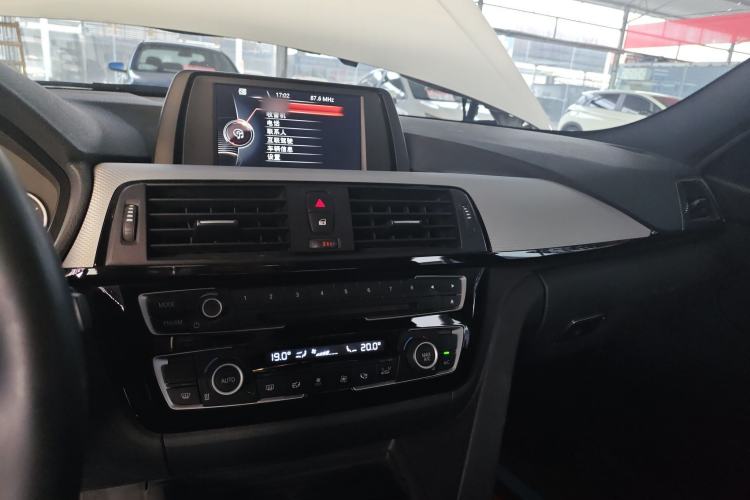 Used BMW 3 Series 2017 320i M Sport Center Console