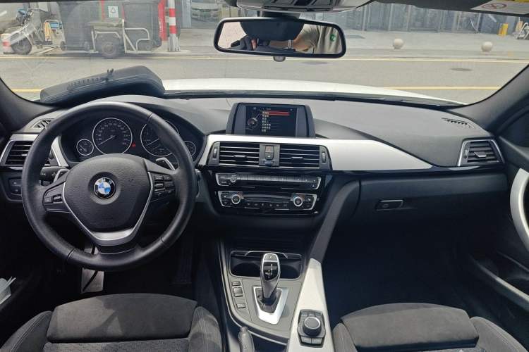 Used BMW 3 Series 2017 320i M Sport Center Console