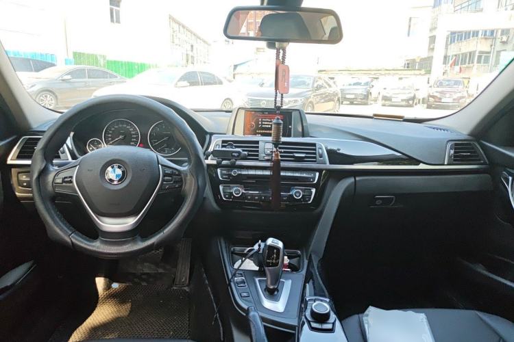 Used BMW 3 Series 2017 318i Fashion Model Center Console