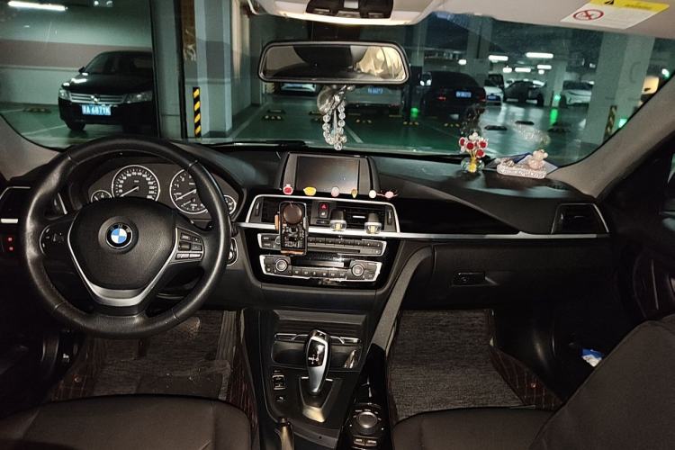 Used BMW 3 Series 2017 318i Fashion Model Center Console