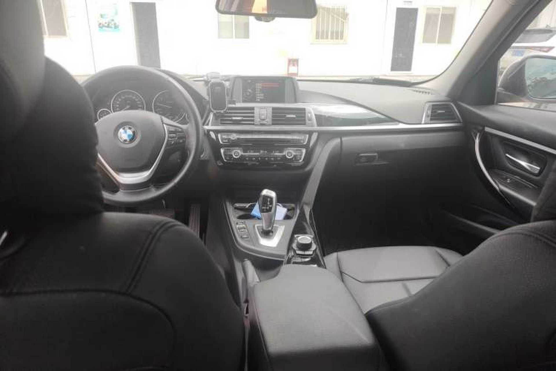 Used BMW 3 Series 2017 318i Fashion Model Center Console