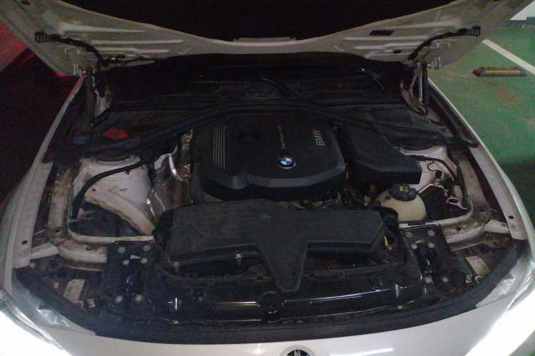 Used BMW 3 Series 2017 318i Fashion Model Engine Bay