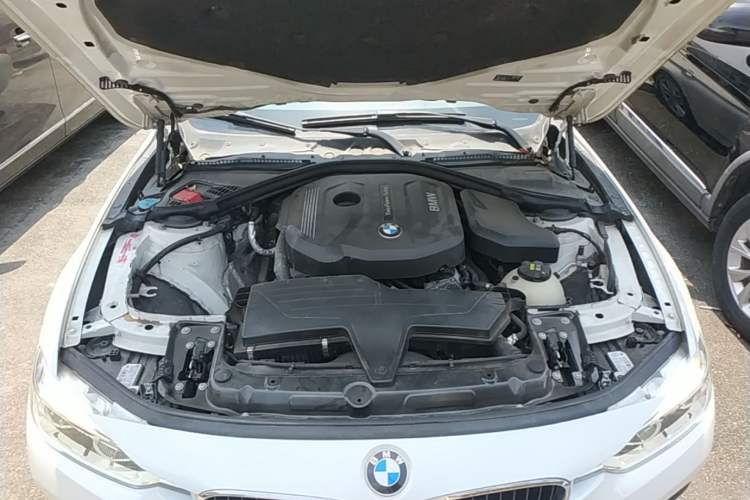 Used BMW 3 Series 2017 318i Fashion Model Engine Bay