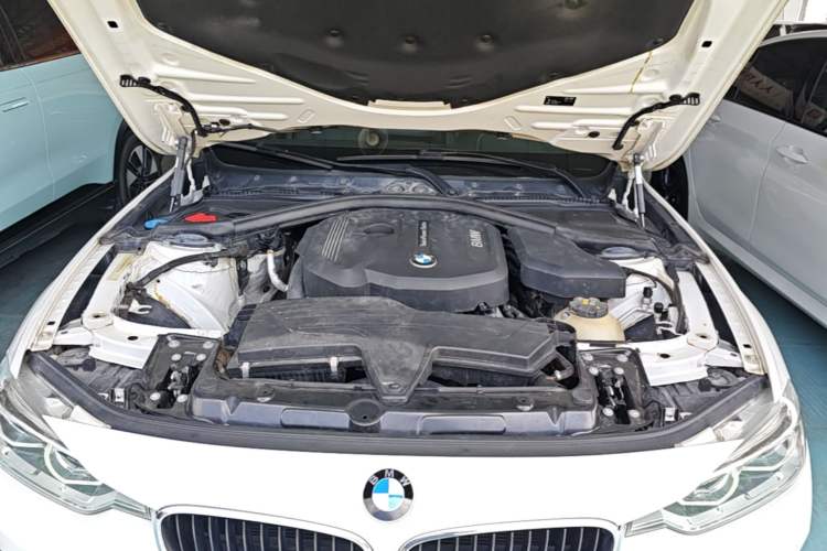 Used BMW 3 Series 2017 318i Fashion Model Engine Bay
