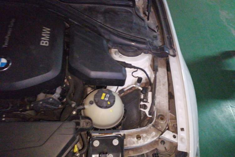 Used BMW 3 Series 2017 318i Fashion Model Engine Bay Left