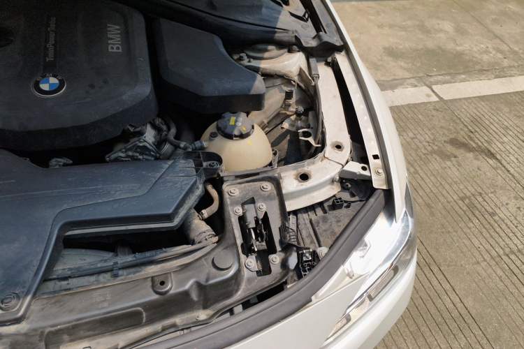 Used BMW 3 Series 2017 318i Fashion Model Engine Bay Left