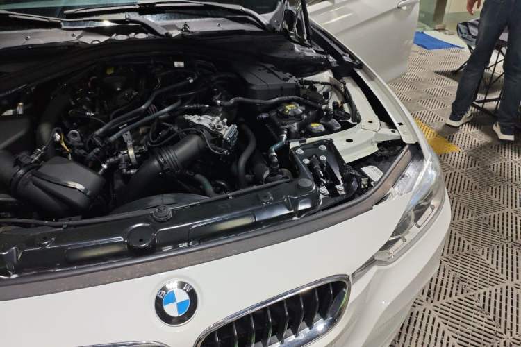 Used BMW 3 Series 2017 320i M Sport Engine Bay Left