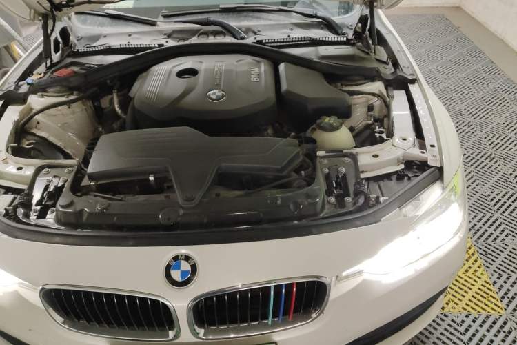 Used BMW 3 Series 2017 318i Fashion Model Engine Bay Left