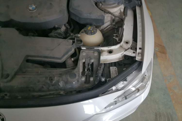 Used BMW 3 Series 2017 318i Fashion Model Engine Bay Left