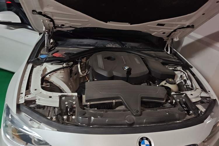 Used BMW 3 Series 2017 318i Fashion Model Engine Bay