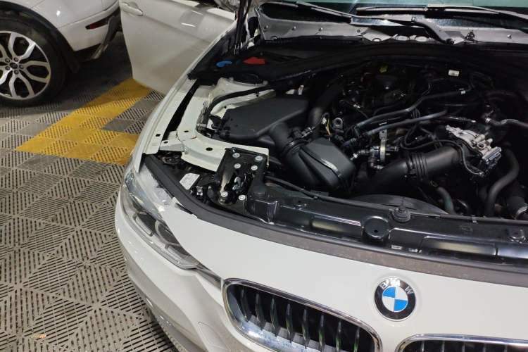 Used BMW 3 Series 2017 320i M Sport Engine Bay Right