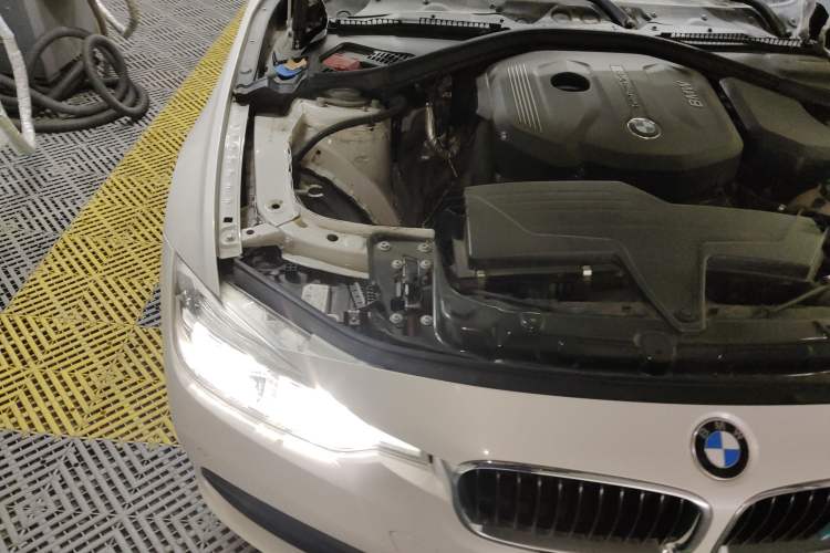 Used BMW 3 Series 2017 318i Fashion Model Engine Bay Right