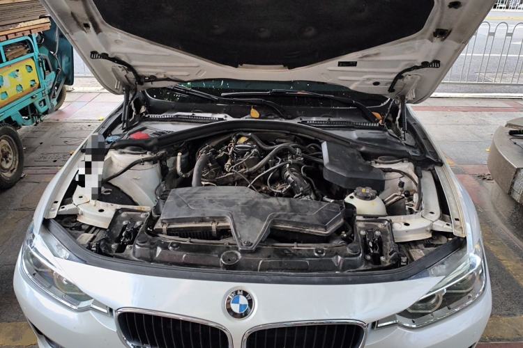 Used BMW 3 Series 2017 318Li Fashion Model Engine Bay