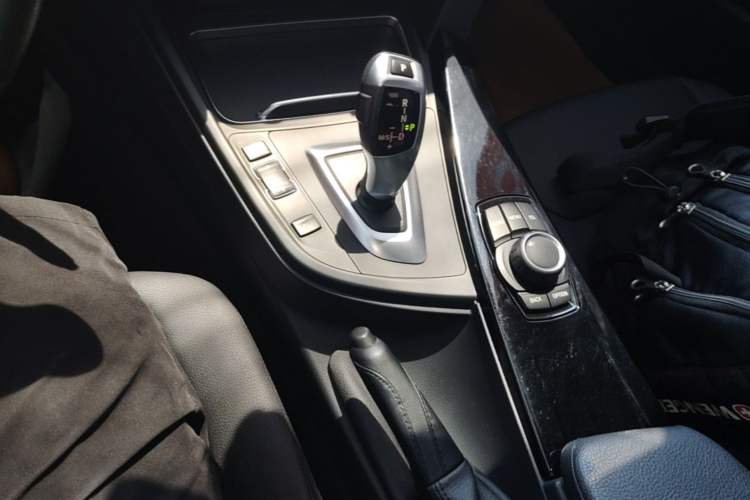Used BMW 3 Series 2017 318i Fashion Model Gear Lever