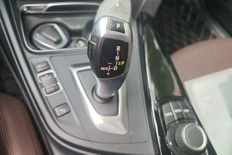Used BMW 3 Series 2017 318i Fashion Model Gear Lever