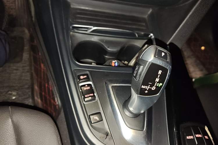 Used BMW 3 Series 2017 318i Fashion Model Gear Lever